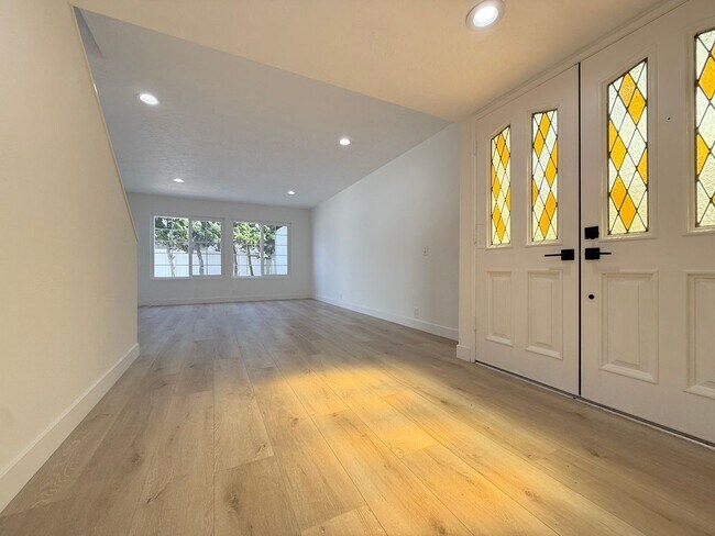 Foto del edificio - Stunning Remodeled Home in South Huntington Beach – Minutes to the Beach!