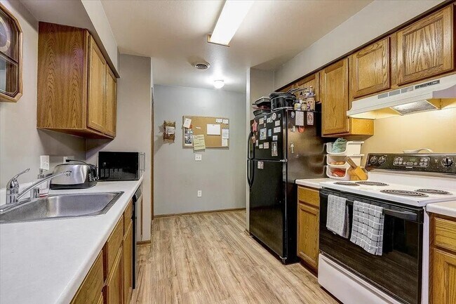 Kitchen - 700 Hilltop Dr
