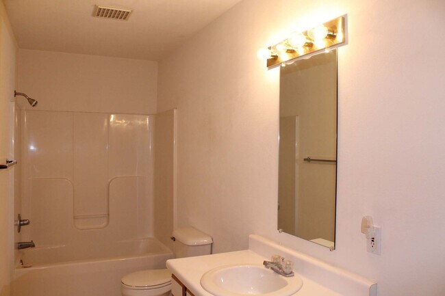 Foto del edificio - Charming Apartment with Private Entrance, Garage, In-Unit Laundry & Bonus Basement Space