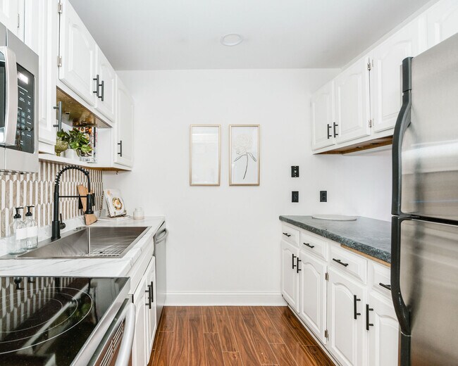 Building Photo - 35 Nathan Ln N