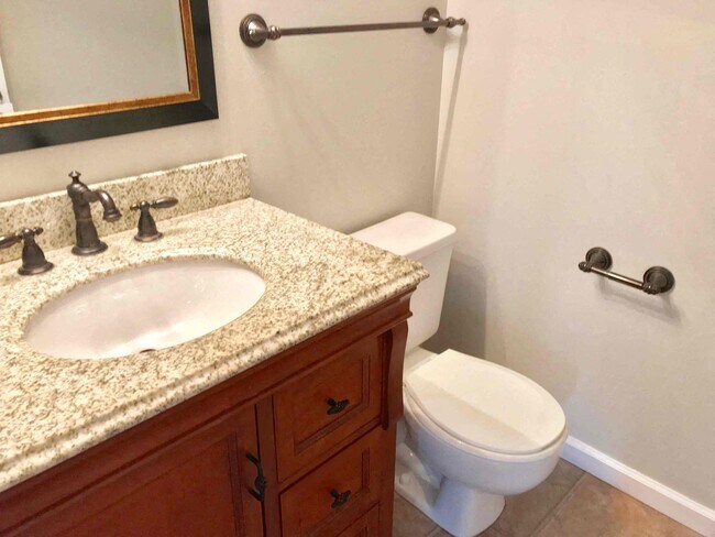 Building Photo - 9 Kingsmont Ct