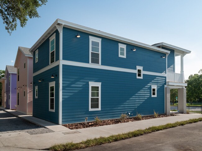 Building Photo - LAST ONE!!! Porter's Lakeside - Luxury 5 B...