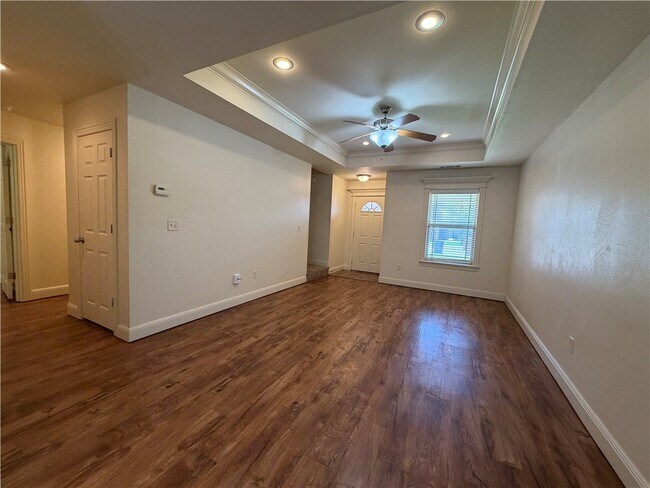 Foto del edificio - 810 Baker St NW