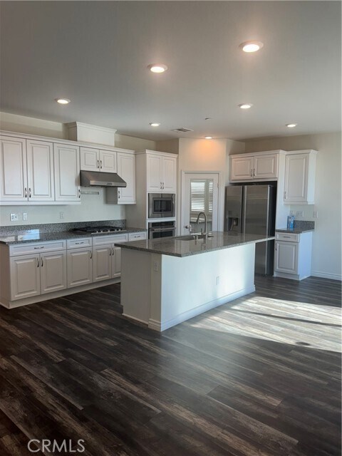 Foto del edificio - 2388 Yasamin Pl