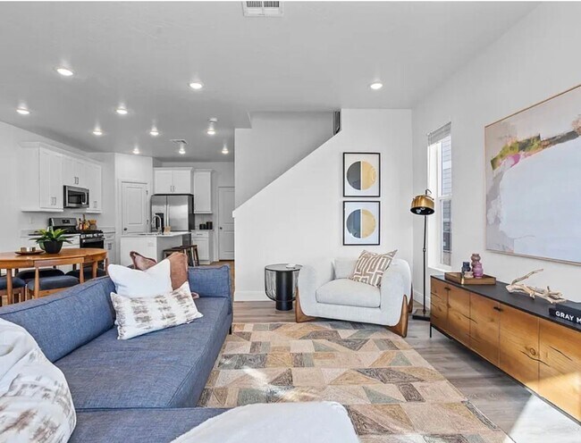 Foto del edificio - 3 Bedroom Desert Color Townhome!!