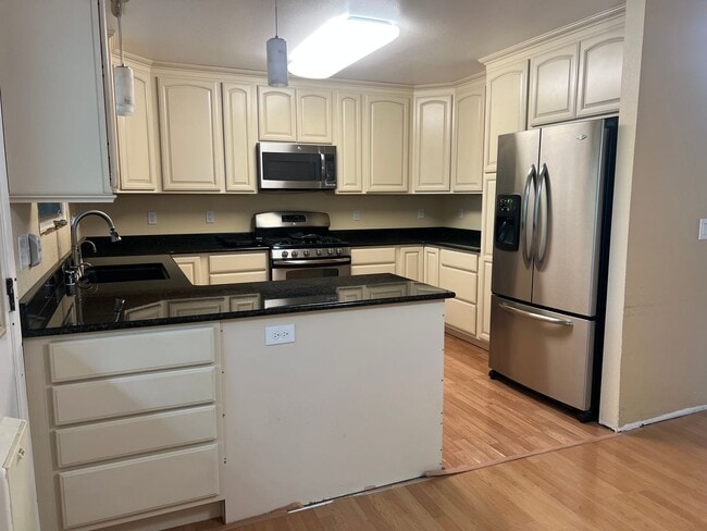 Building Photo - 4 Bedroom House in Prime Oceanview Location