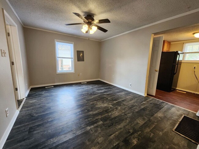 Foto del edificio - Spacious 3-Bedroom, 2-Bathroom Home AVAILA...