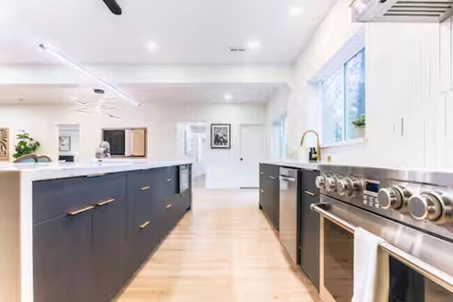 Foto del edificio - Spacious Modern Home for Rent in Burien / South Seattle