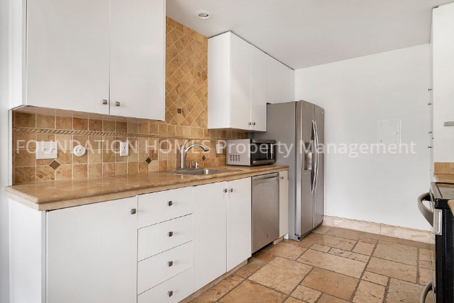 Foto del edificio - 2104 Shelter Bay Ave