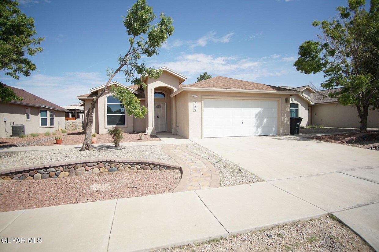 Foto principal - 725 Desert Ash Dr