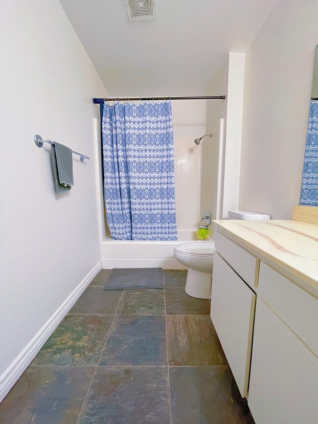 Baño privado en alquiler - 18526 Mayall St