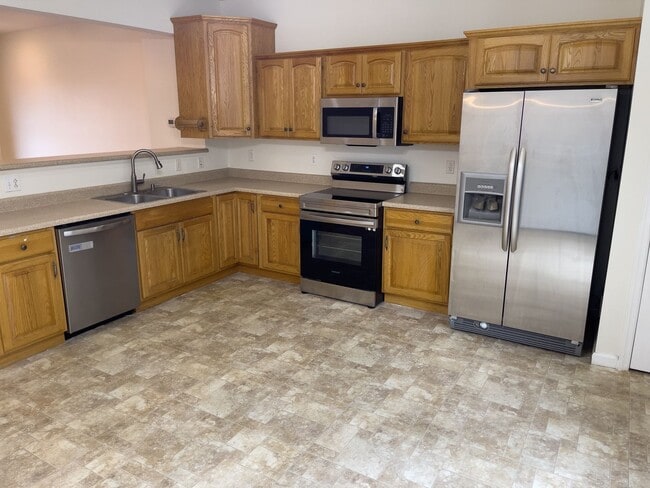 Building Photo - 3BR/ 2.5 Bath Modern Townhouse