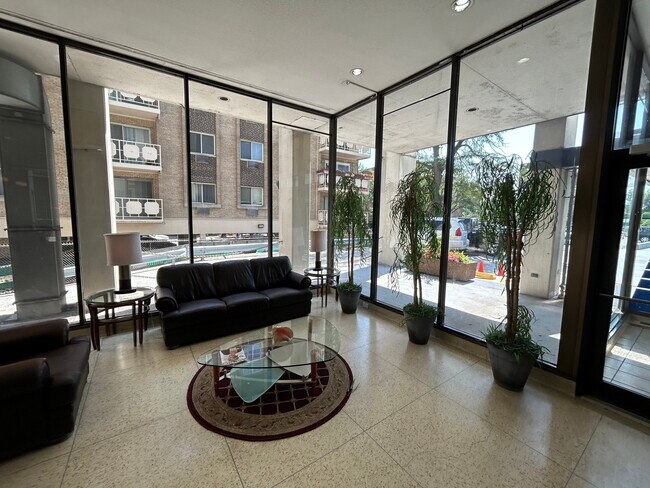 Foto del edificio - 7447 S South Shore Dr