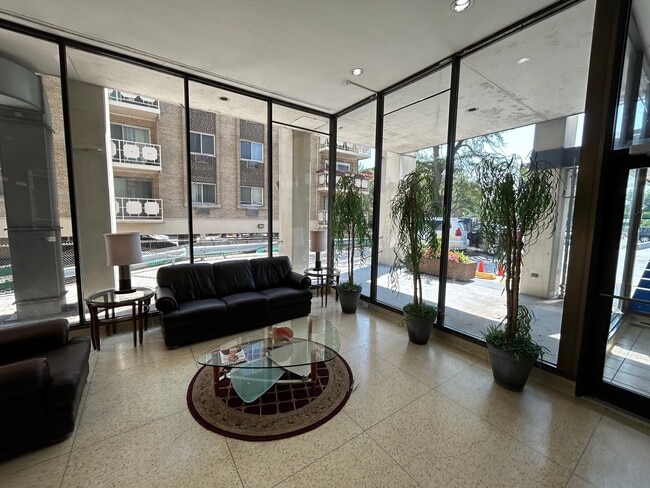 Building Photo - 7447 S South Shore Dr