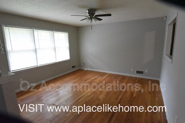 Foto del edificio - 11055 Spring Valley Rd