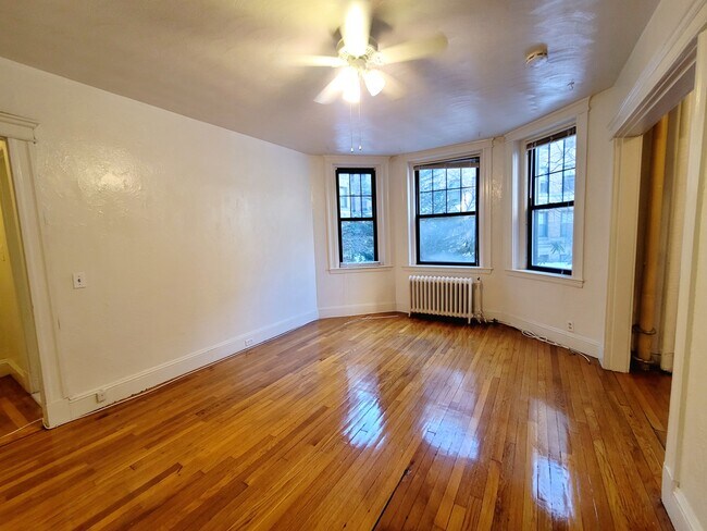 Building Photo - 114 Riverway