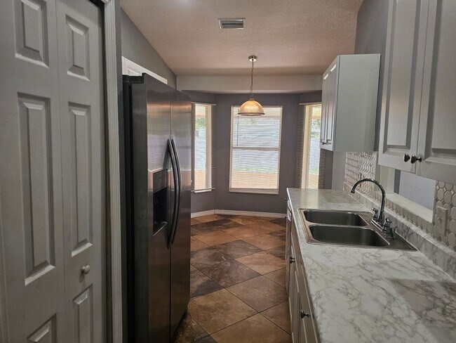 Building Photo - BEAUTIFUL 3 BED / 2 / BATH /2 CAR GARAGE (...