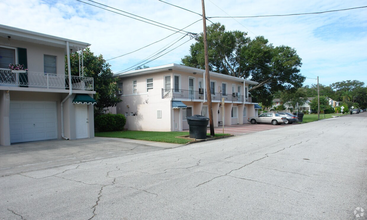 Building Photo - 1215 17th Ave N
