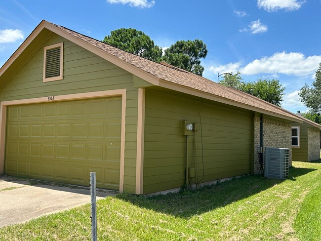 Building Photo - 3 bed/2 bath home walking distance to Wolf...