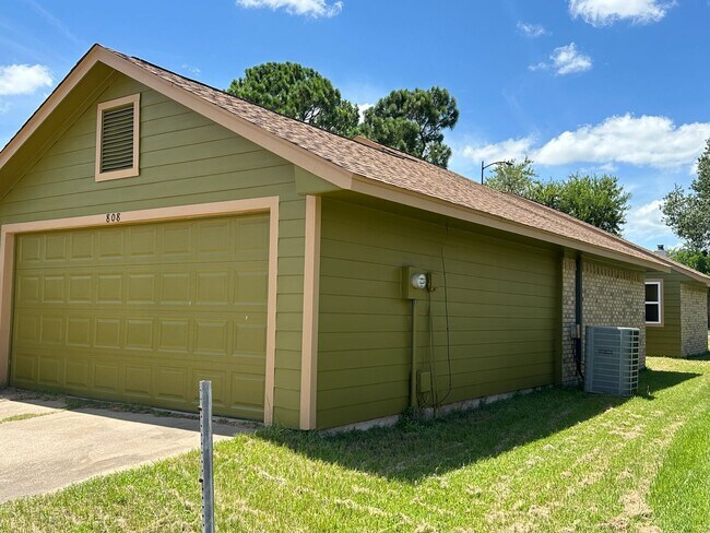 Foto del edificio - 3 bed/2 bath home walking distance to Wolf...