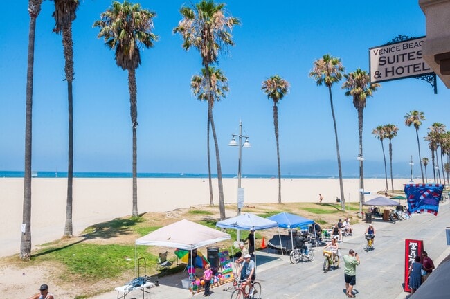 Building Photo - 1307 Ocean Front Walk