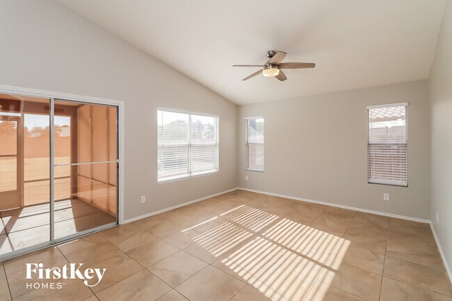 Foto del edificio - 12557 W Holly St