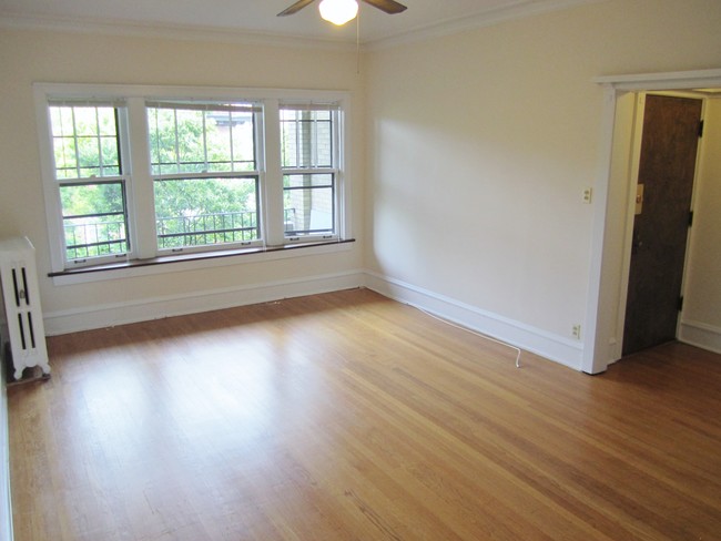 Building Photo - 1059 W Ardmore Ave