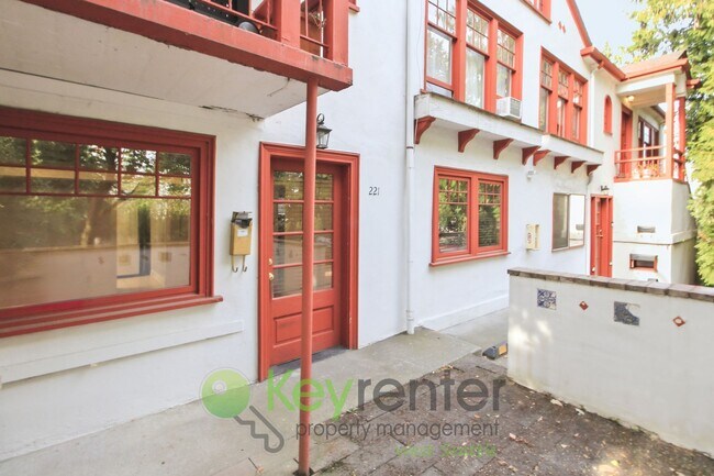 Foto del edificio - 221-221 E Louisa St