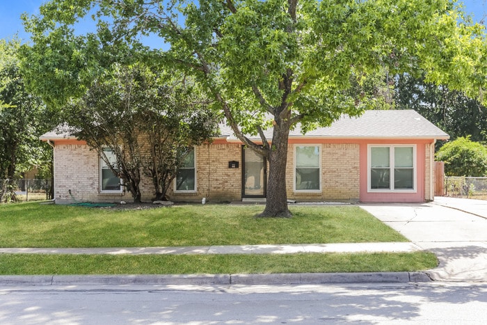 Primary Photo - 441 NW Jayellen Ave