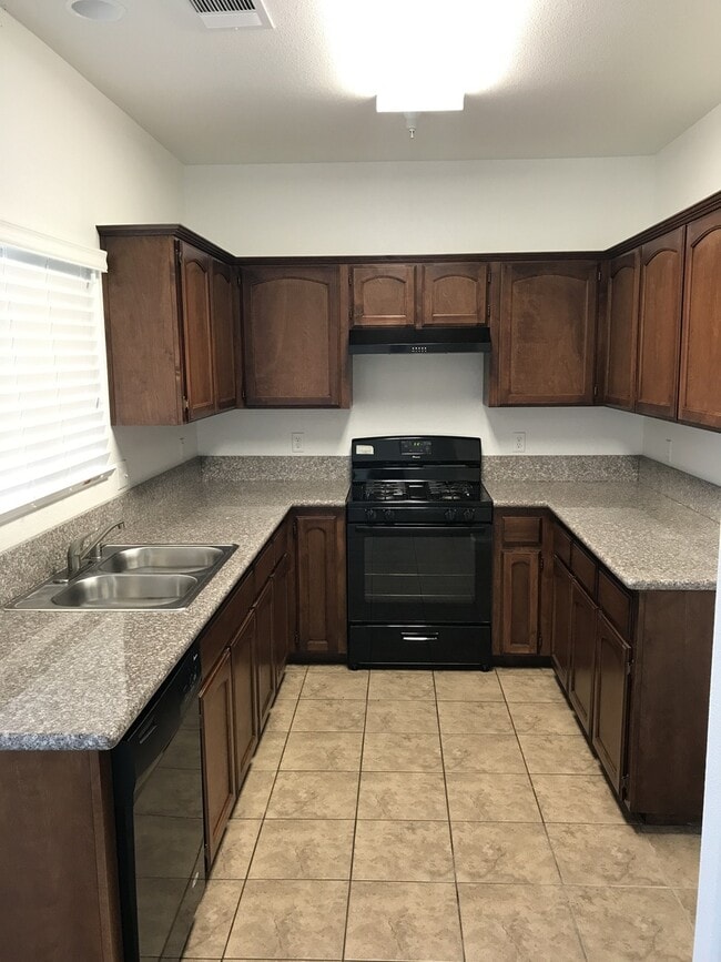 Building Photo - 3 bed 2 bath home for rent