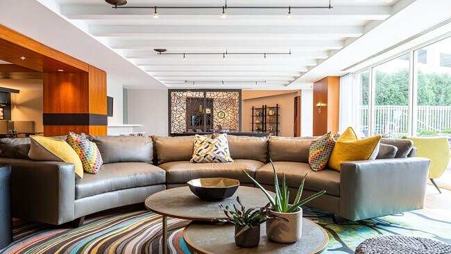 Amplio salón club con cómodos asientos tipo lounge - The Ridgewood by Windsor