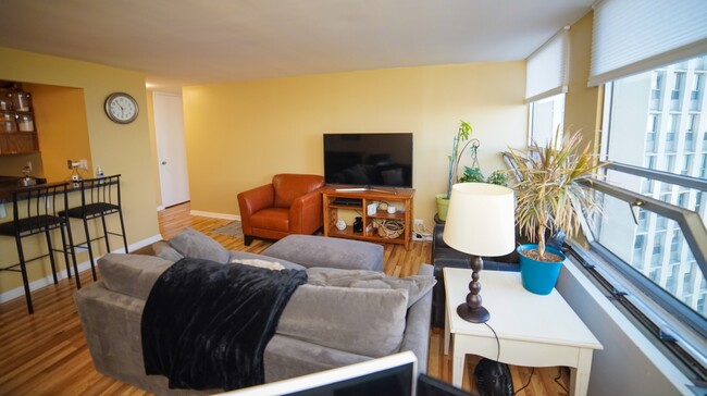 Foto del edificio - 2626 N Lakeview Ave