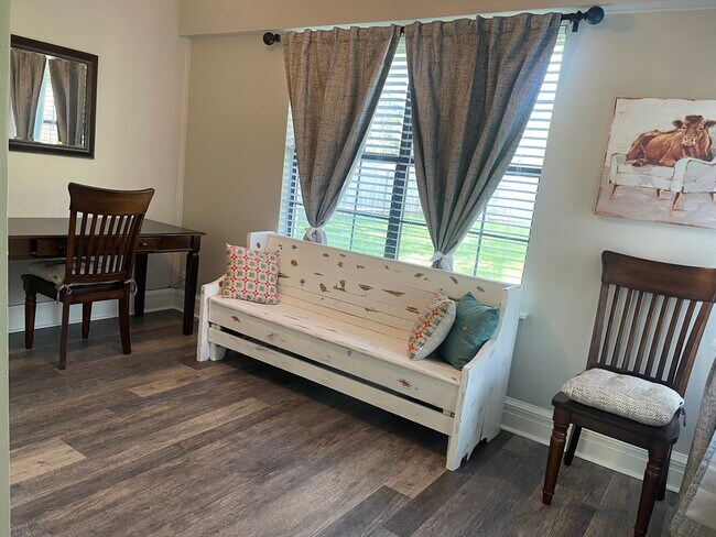 Sala de sol/computadoras - 5606 Hollyhock Ln