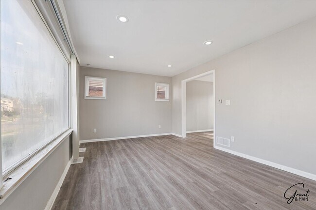 Building Photo - $1350 3 bedroom