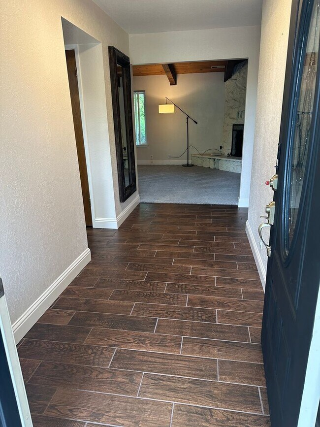 Foto del edificio - Beautifully maintained home in a peaceful setting