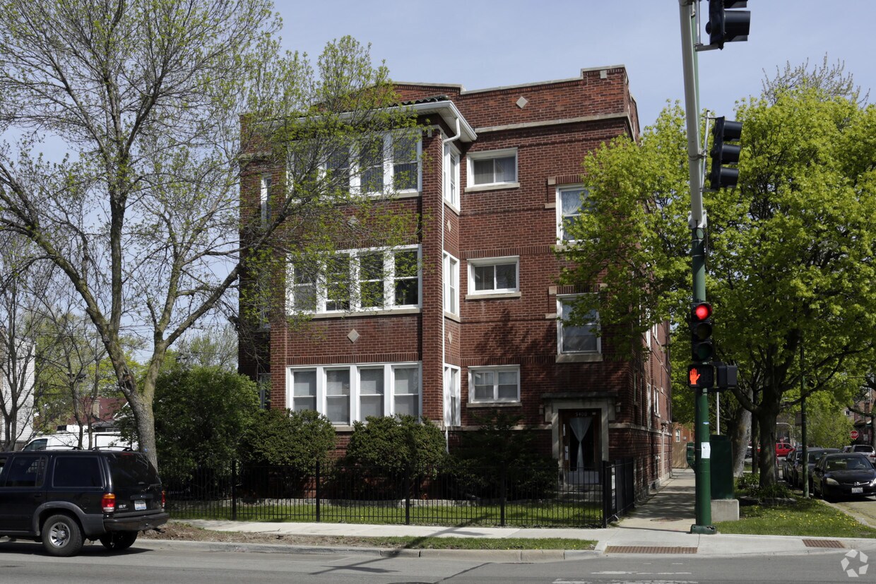 Foto principal - 5400 W Montrose Ave