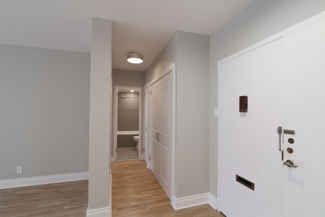 Building Photo - 4555 Av. Bonavista