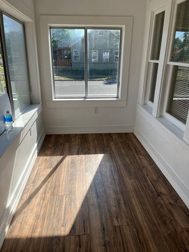 Building Photo - Recently updated Cottage with Charm