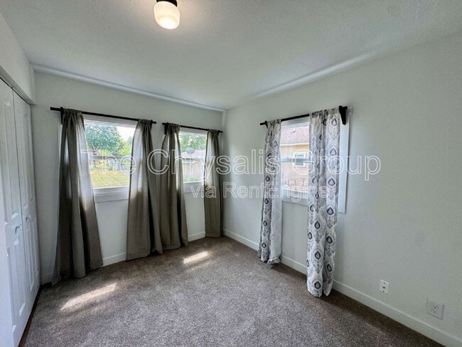 Building Photo - 733 Caton St