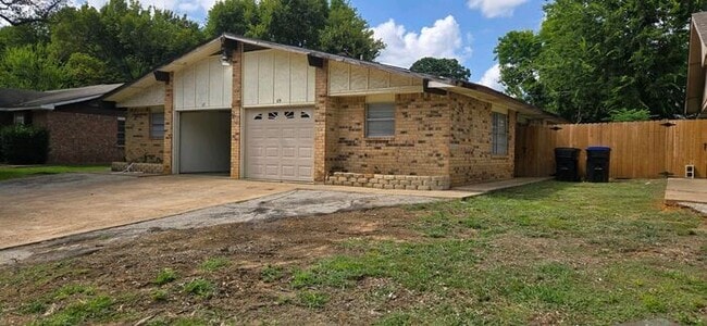 Building Photo - Cozy 3 Bedroom Unit! Tour Today!