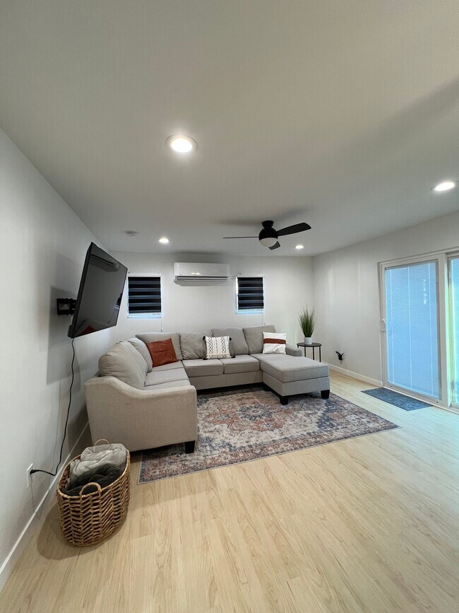 Cómodo sofá con televisor inteligente montado retráctil. - 2016 N Ave