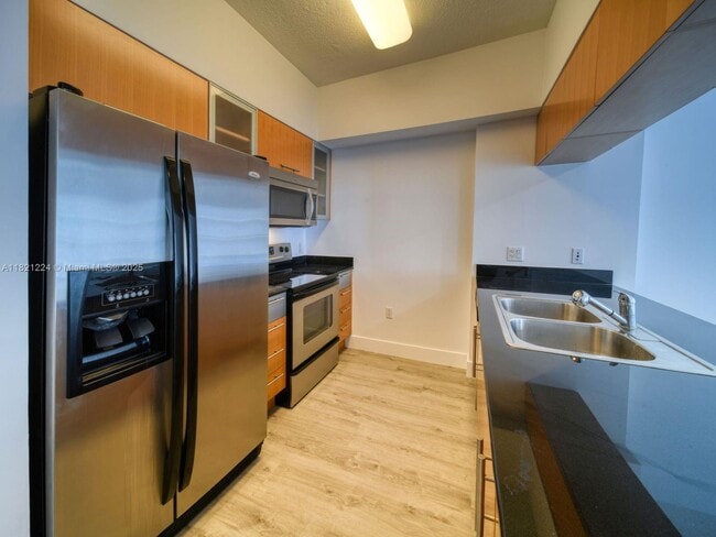 Building Photo - 1750 N Bayshore Dr