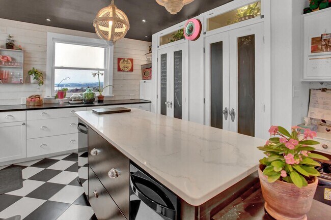 Foto del edificio - 5 Bedroom Home