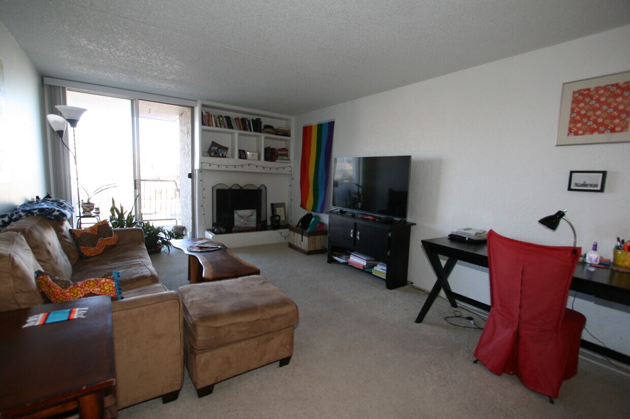Large Living room - 805 29th St