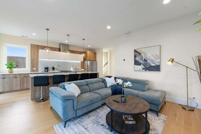 Foto del edificio - 2110 W Washington Blvd