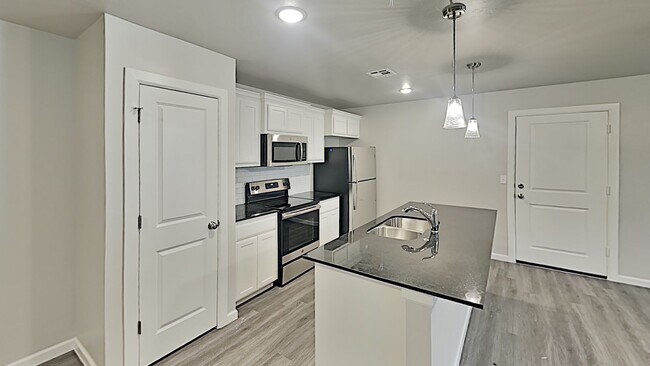 Building Photo - 3 Bedroom 2 Bath Duplex With 2 Car Garage ...