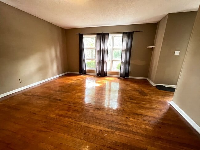 Foto del edificio - 3br house w/ yard, off-street parking, woo...