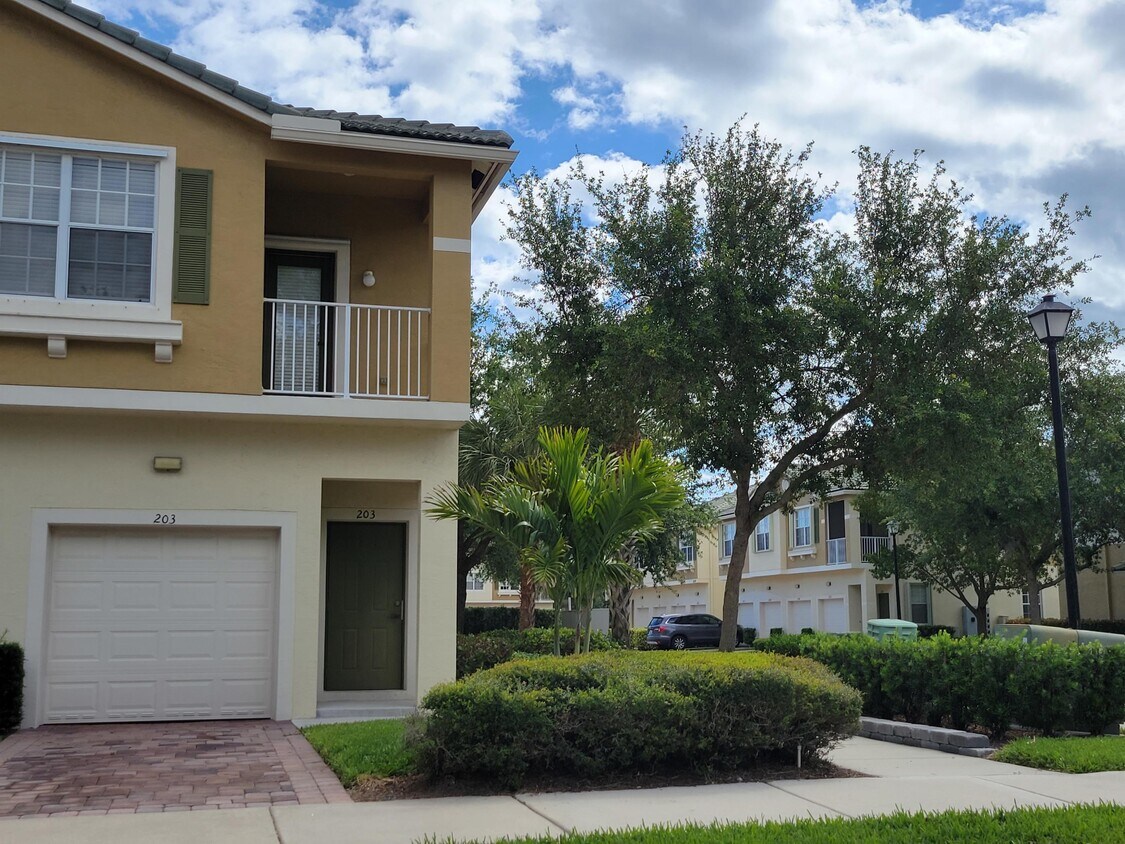 3031 SE Lexington Lakes Dr, Stuart, FL 34994 Townhome Rentals in