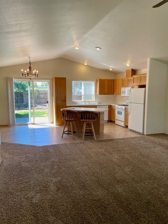 Foto del edificio - Charming 3-Bedroom Home with Open Layout & Fenced Yard!