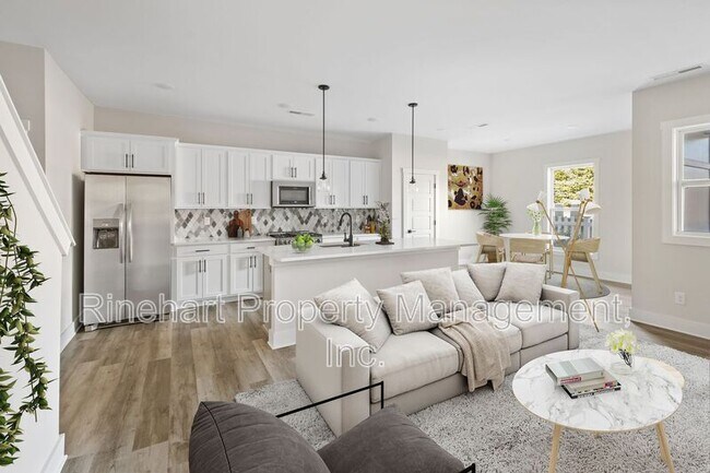 Building Photo - 672 Melville Dr